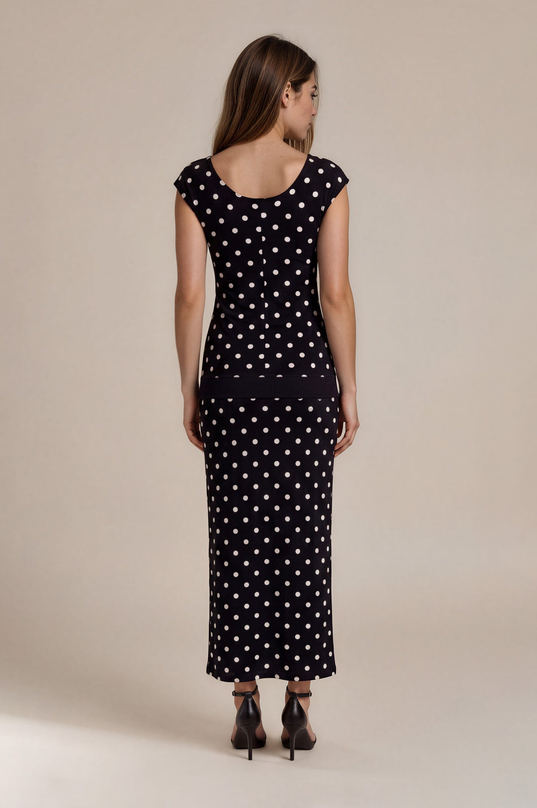 TURNOVER WIDE SHOULDER SCOOP NECK TOP